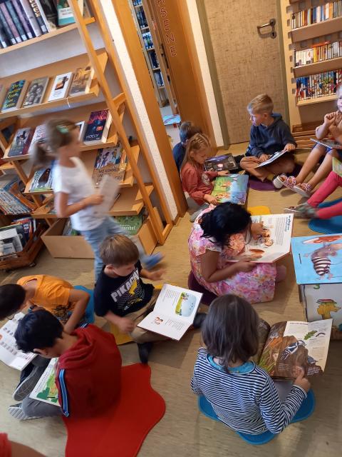 Kinder beim Lesen