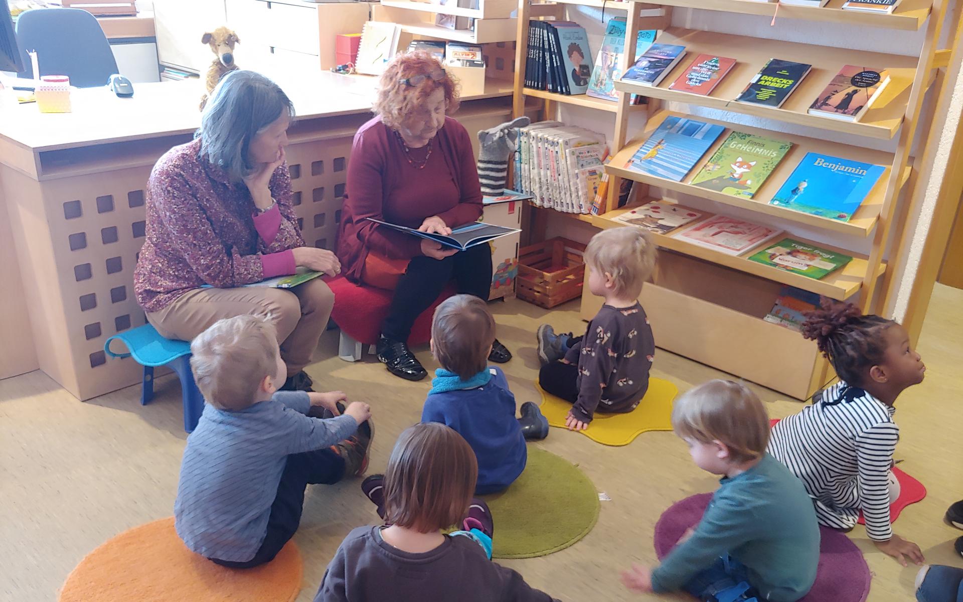 Annemarie und Patrizia beim Vorlesen